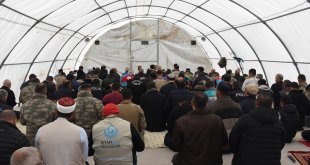 Malatya'da cuma namazı çadır kentte oluşturulan mescitte kılındı