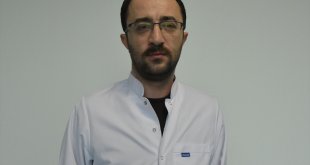 Depremzede doktor, meslektaşlarıyla yaraları sarmaya çalışıyor