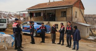 Elazığ'da ekipler, köylerde barınan depremzedelerin yaralarını sarıyor
