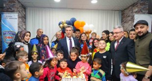 Polis ekipleri küçük çocuğun 'pasta istiyorum, doğum günümü kutlayalım' ricasını kırmadı