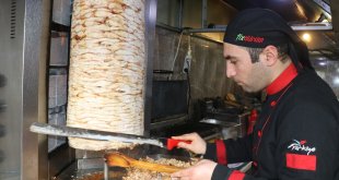 Ağrı’da lokanta sahibi Selçuk Sabrioğlu, bugünkü tüm gelirini depremzedeler için Kızılay’a bağışlıyor