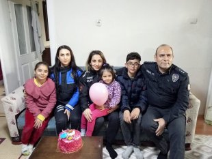 Polis ekiplerinden minik depremzedeye sürpriz doğum günü kutlaması