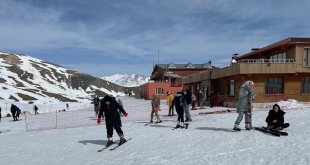 Depremzede çocukların kayak heyecanı