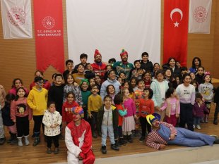 Depremzede çocuklar Hacivat ve Karagöz'le güldü