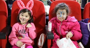 Van'da depremzede öğrenciler için sinema etkinliği düzenlendi