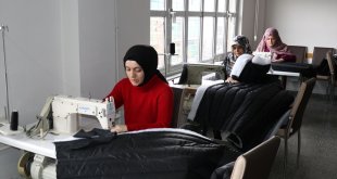 Erzincan'da gönüllüler depremzedeler için 1000 uyku tulumu dikti