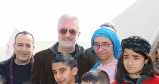 Ünlülerden depremzedelere moral