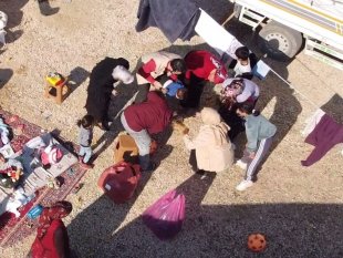 Boğazına yiyecek kaçan depremzede bebeği, gönüllü öğretmenin müdahalesi kurtardı