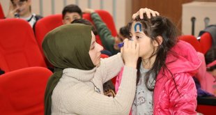 Erciş Belediyesinden depremzede öğrencilere sinema etkinliği