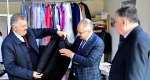 Van Olgunlaşma Enstitüsü depremzedeler için tulum, battaniye ve yelek üretiyor