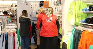 Erzincan'da gönüllü gençler kıyafetlerle depremzede çocukların yüzünü güldürüyor