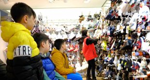 Kıyafetleri enkaz altında kalan çocuklar için gönüllü gençlerden yardım eli