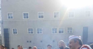 Depremzedelere cağ kebabı ikramı