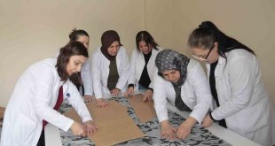 Bitlis'te kadınlar depremzedeler üşümesin diye kolları sıvadı