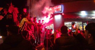 Kars'ta Beşiktaşlılar sokaklara döküldü