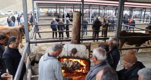 35 yıldır hayvan pazarında cağ kebabı yapıyor