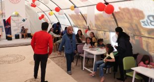 Malatya'da konteynerlerde kalan depremzede çocukların yüzünü, gönüllü gençler güldürüyor