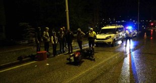 Malatya'da hafif ticari araç motokuryeye çarpıp kaçtı: 2 yaralı