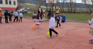 Ardahan'da ilkokul öğrencileri deprem bölgesindeki kardeş okulları için kermes düzenledi