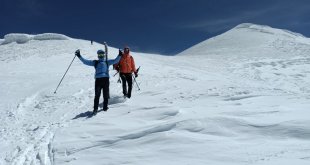 Bahar ayında Ağrı Dağı zirvesinde kayak heyecanı