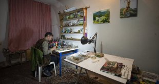 Munzur ve Pülümür vadilerinden topladığı taşlar ile dal parçaları tuvali oldu