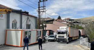 CHP Genel Başkan Yardımcısı Ağbaba Malatya'da esnafa konteyner teslim etti