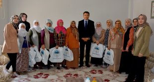 Erzurum Valisi Memiş, depremzedelere tandır ekmeği gönderen kadınları ziyaret etti