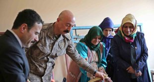 Müdür Pınar Hakkari kilimlerine hayran kaldı