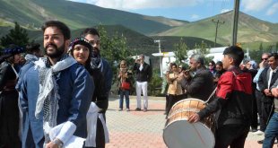 Yüksekova'ya gelen İran kafilesine davullu-zurnalı karşılama