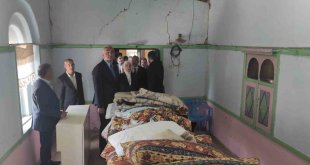 Bakan Ersoy, depremde hasar alan cemevini ziyaret etti