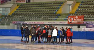 Erzurum'da düzenlenen Short Track Türkiye Şampiyonası, resmi antrenmanlarla başladı