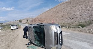 Erzincan'da devrilen araçtaki iki kişi yaralandı