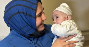 Van'da rahminden 13 miyom çıkarılan kadın ilk çocuğunu kucağına almanın mutluluğunu yaşıyor