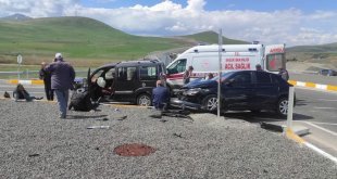 Ağrı'da iki araç çarpıştı: 5 yaralı