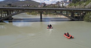 Munzur Çayı'nda kaybolan 3 kişi dron ve botlarla aranıyor