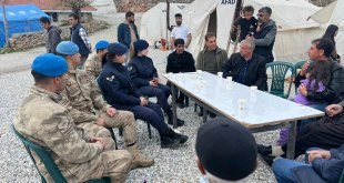 Malatya'da jandarma çadır kentlerdeki depremzedeleri ziyaret etti