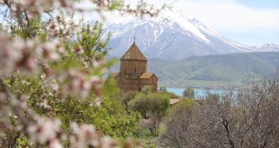 Akdamar Adası ve Muradiye Şelalesi'nde bayram tatili yoğunluğu