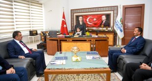 Malatya Büyükşehir Belediye Başkanı Gürkan, makamını ilkokul öğrencisine devretti