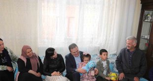 Vali Akbıyık şehit aileleri ve depremzedelerin bayramını kutladı