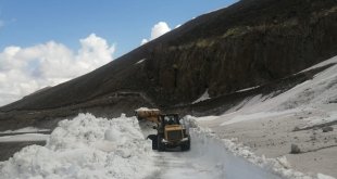 Dünyanın ikinci büyük krater gölü zirvesinde 5 metrelik karla mücadele
