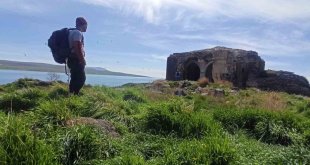 Doğaseverler Van Gölü'nün en büyük adasını gezdi