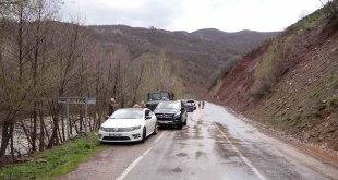 Tunceli'de otomobil çaya uçtu: 3 genç kayıp