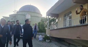 Vali Memiş, Hatay'da vatandaşların bayramını kutladı, depremde hayatını kaybedenler için dua etti