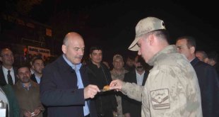 Bakan Soylu, Yeni Köprü'de asker ve vatandaşlara baklava ikram etti