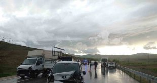 Elazığ'da zincirleme trafik kazası: 1 ölü, 4 yaralı