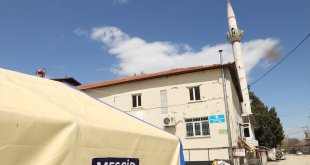 Malatya'da vatandaşlar Van Müftülüğünce kurulan çadır mescitte ibadet ediyor