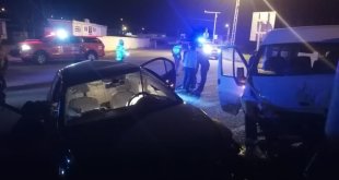Erzurum'da minibüs ile otomobilin çarpıştığı kazada 2 kişi yaralandı