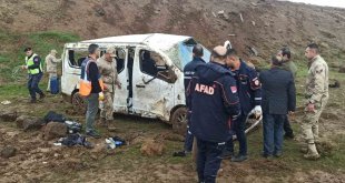 Sağlık personelini taşıyan minibüs şarampole yuvarlandı: 13 yaralı