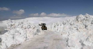 Erzurum'da Nisan ayında karla mücadele