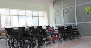 Van Büyükşehir Belediyesinde 10 vatandaşa tekerlekli sandalye